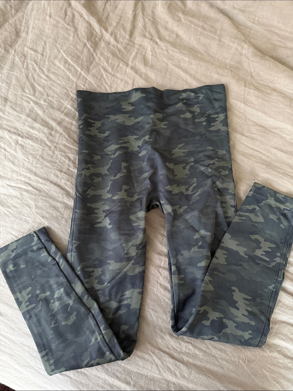 SPANX Kids Camo Leggings in Dark Green & Gray